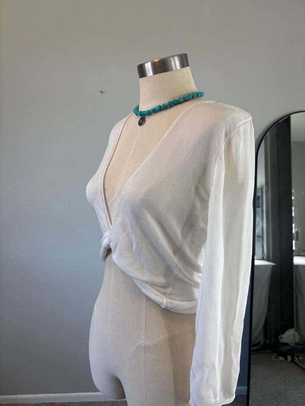 George Women's White Long Sleeve Twist-Front Cropped Knit Top - Picture 4 of 9